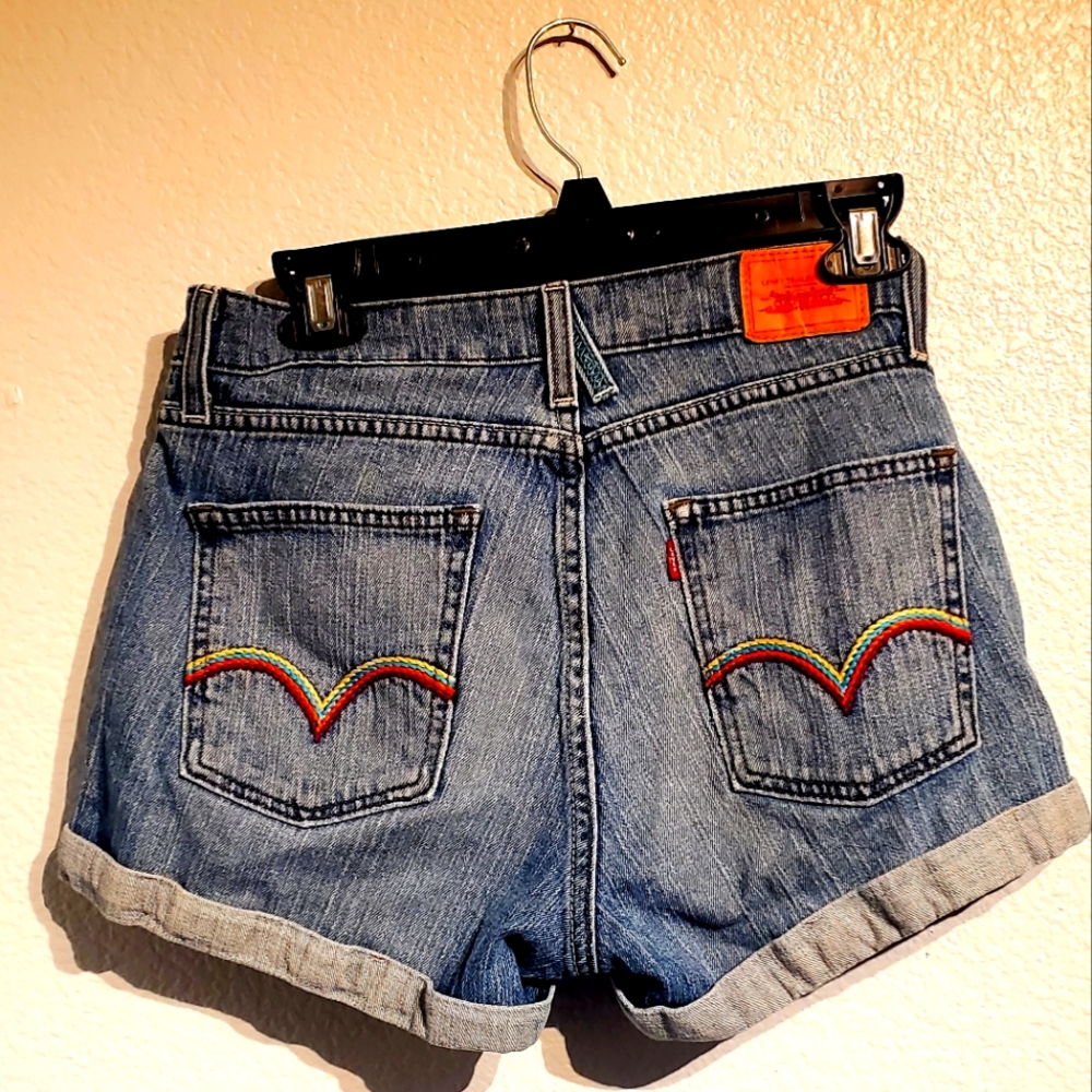 Beautiful Levi Jean shorts curvy fit.